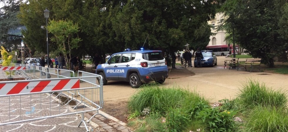 Foto d'archivio Inseguimento a piedi in Centro a Trento per arrestare lo spacciatore: sequestrati contanti ed eroina